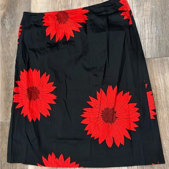 Chic Black Skirt with Red Floral Design - Picture 4 of 4